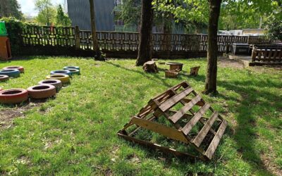Giardino con area giochi per bambini